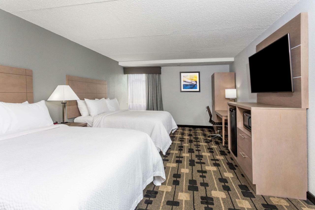 Queen Room with Two Queen Beds - Non-Smoking,828424268:JPEG